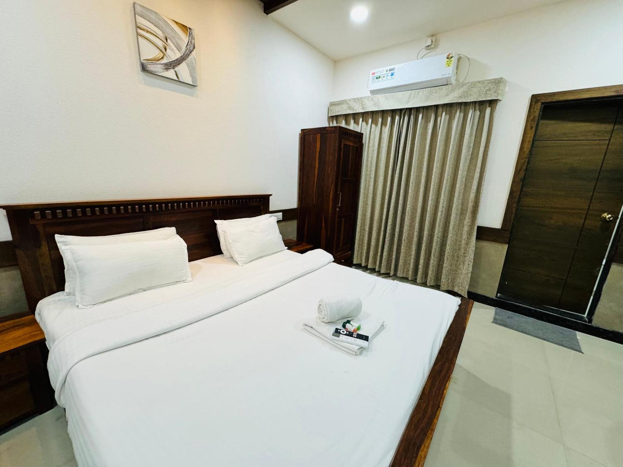 Hotel Tirth By Sonu'S Ujjain Esterno foto