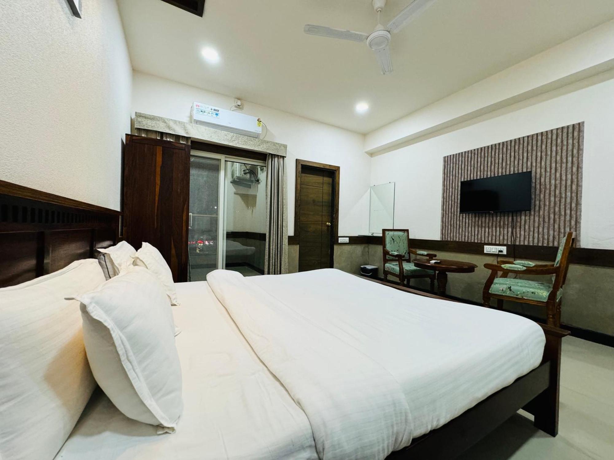 Hotel Tirth By Sonu'S Ujjain Esterno foto