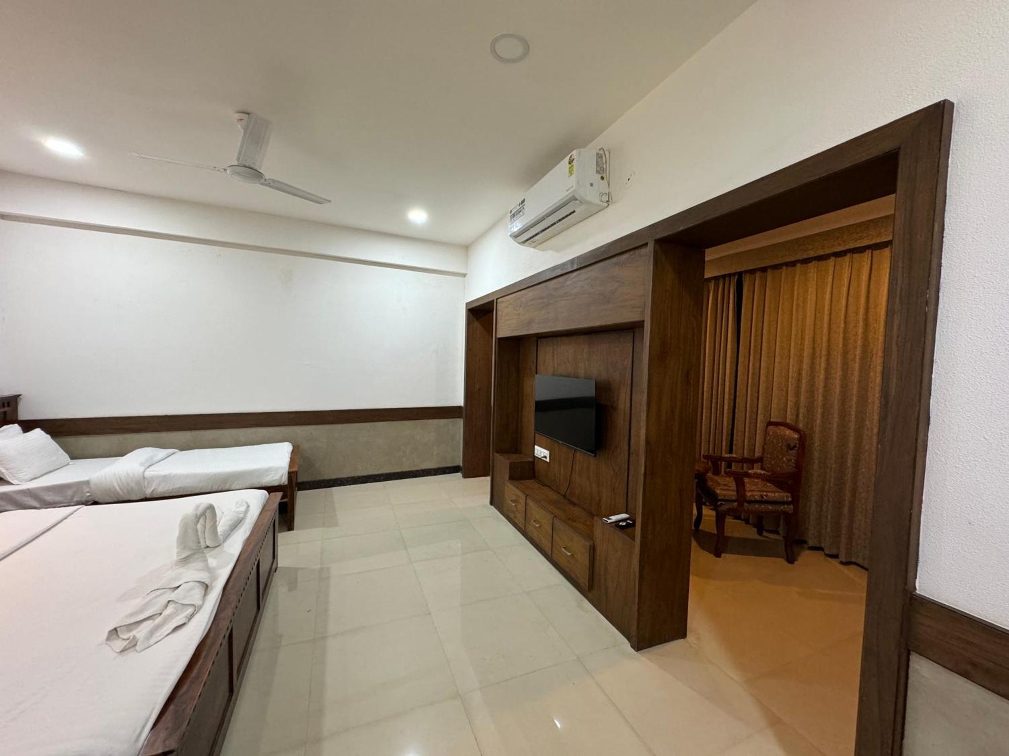 Hotel Tirth By Sonu'S Ujjain Esterno foto