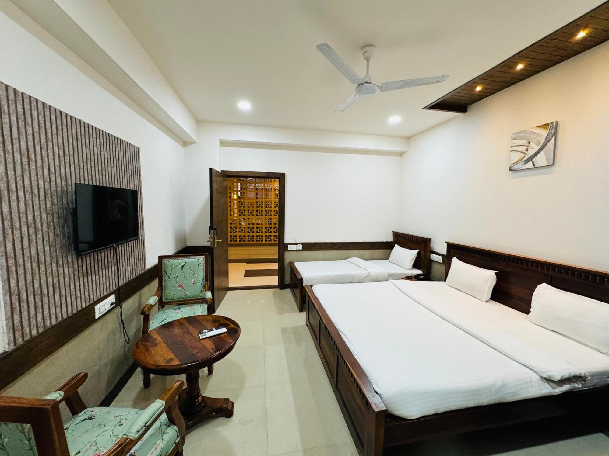 Hotel Tirth By Sonu'S Ujjain Esterno foto