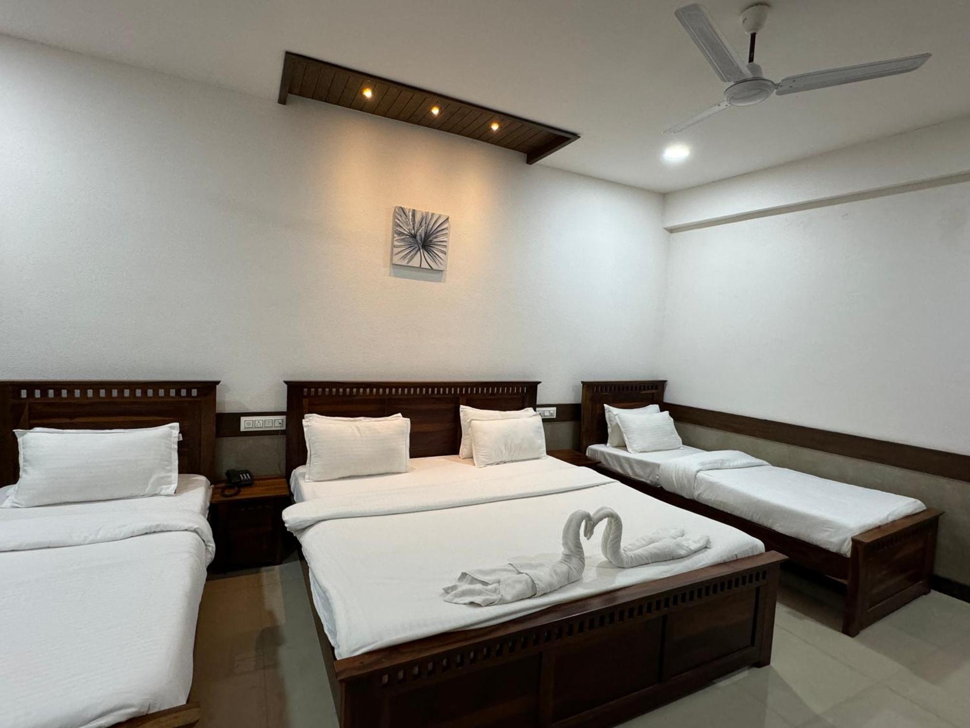 Hotel Tirth By Sonu'S Ujjain Esterno foto