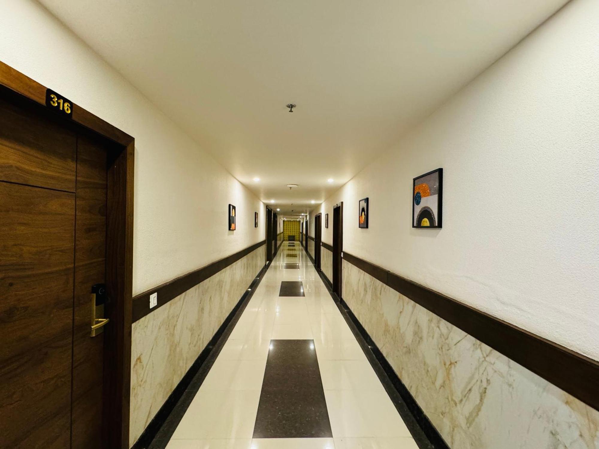 Hotel Tirth By Sonu'S Ujjain Esterno foto